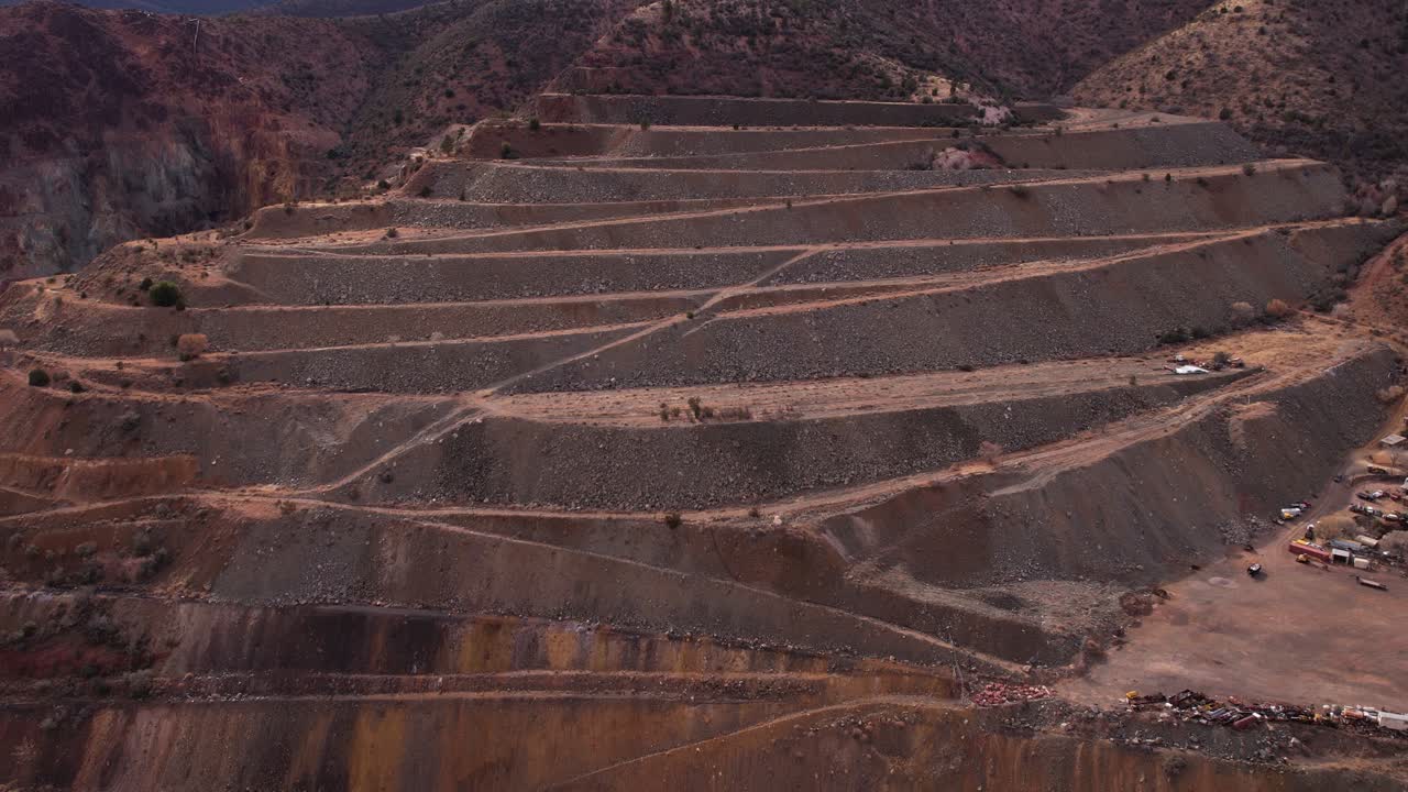 vista aérea de una antigua mina de cobre abandonada en jerome, arizona, estados unidos
