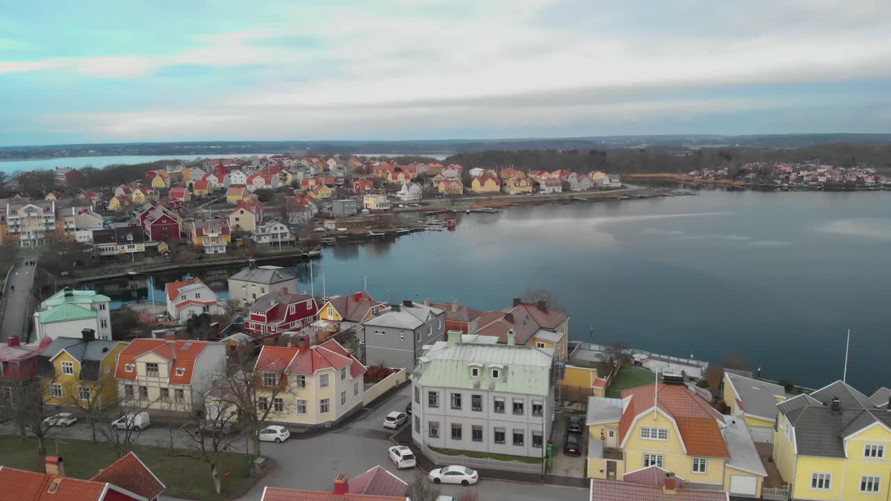 Luftaufnahme malerischer Häuser auf der schwedischen Paradiesinsel Ekholmen in Karlskrona, Schweden-9.