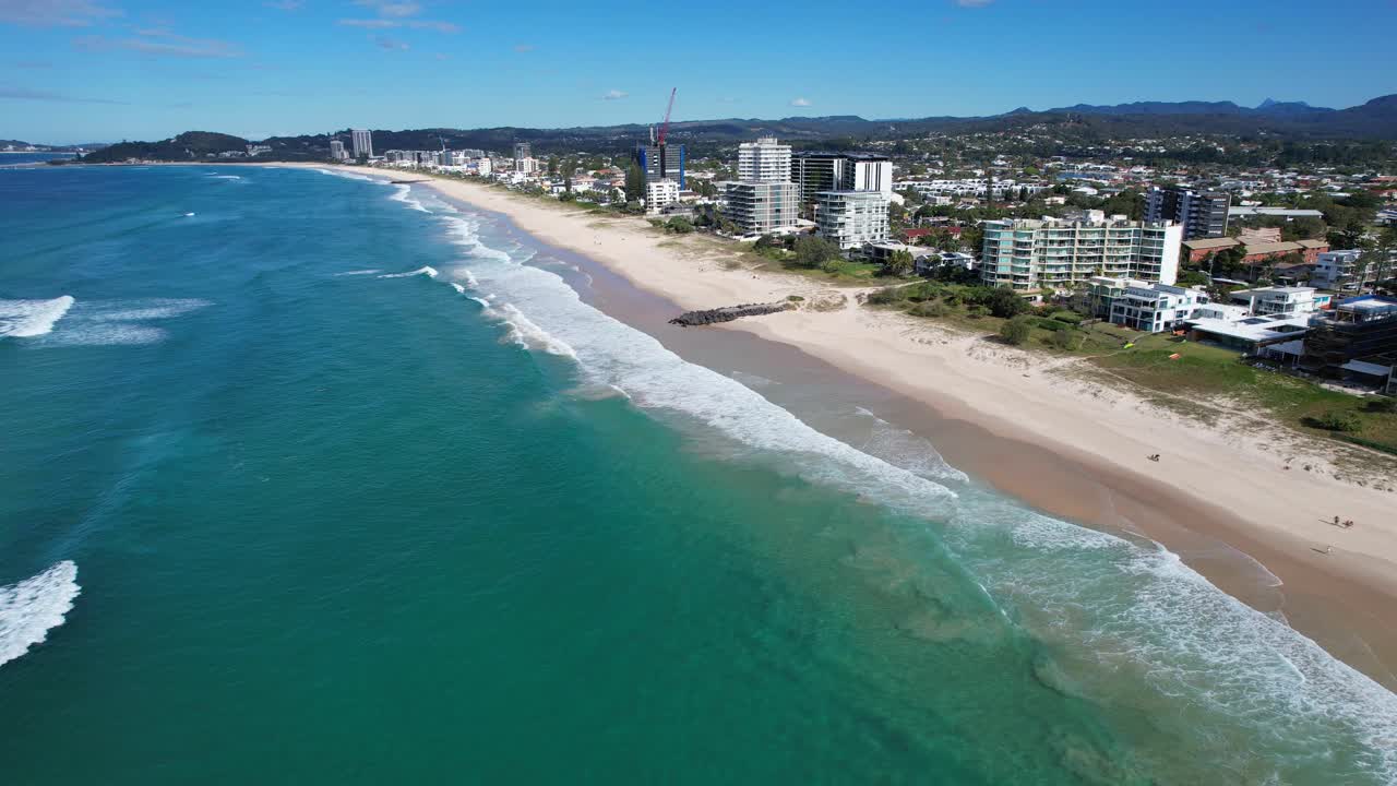Bebauungen am Palm Beach entlang der Küste - Gold Coast Queensland - QLD - Australien - Luftaufnahme