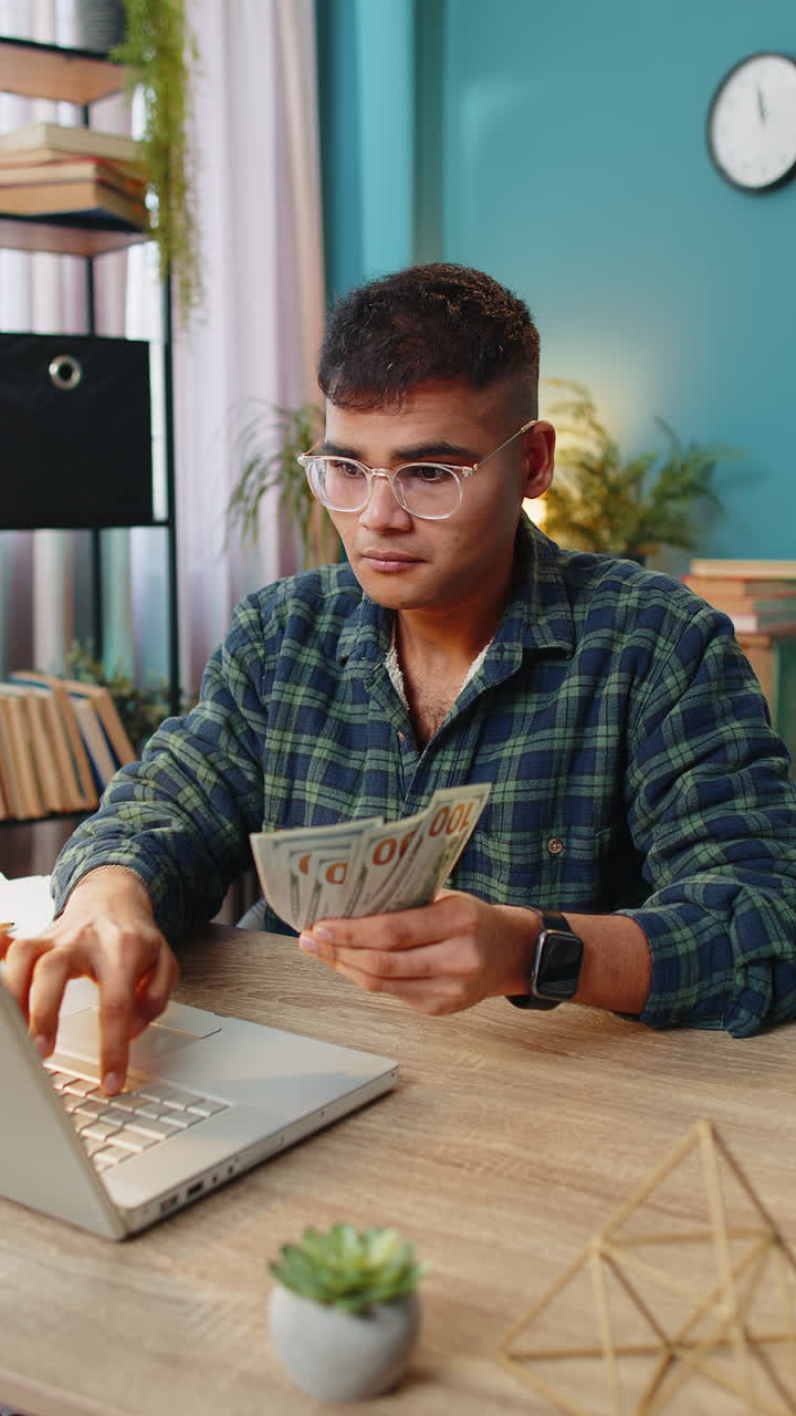 Hombre de negocios contando dinero en efectivo y usando portátil calcula dividendos ganancias finanzas en la oficina