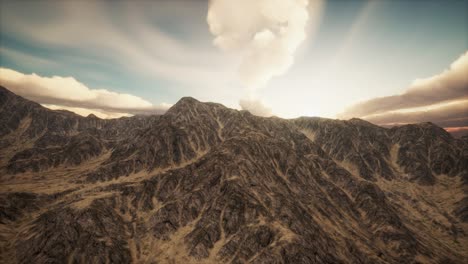 rayos de sol contra el telón de fondo de las montañas
