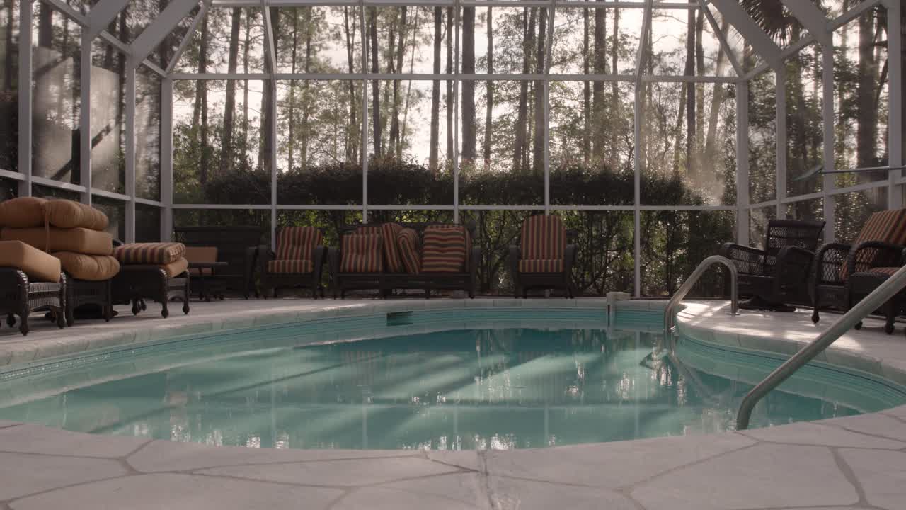 야외 가구가 있는 가정용 실내 수영장