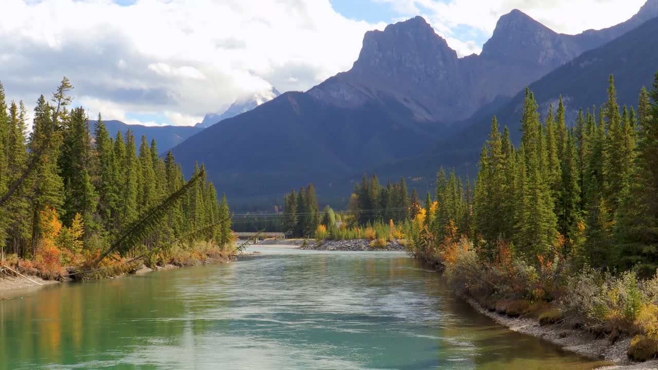 un río de movimiento lento fluye río abajo en las montañas rocosas