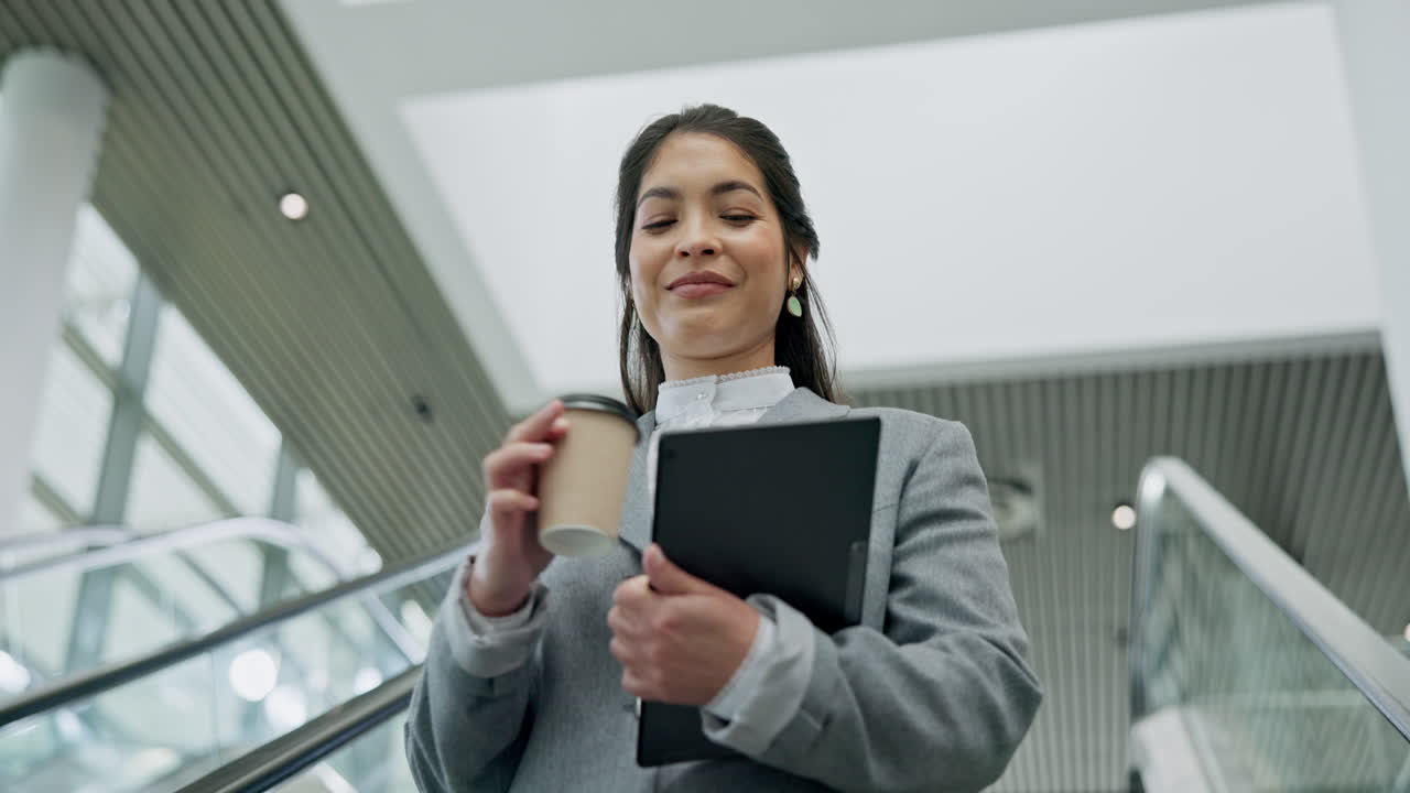 Escada rolante, mulher de negócios e tablet com café