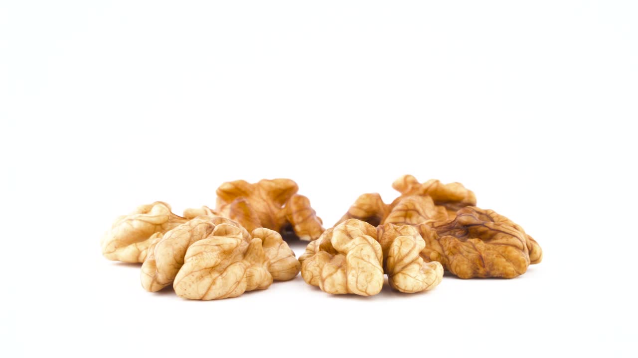 nueces en forma de estrella sin la cáscara. girando en la mesa giratoria aislada sobre el fondo blanco. de cerca. macro.