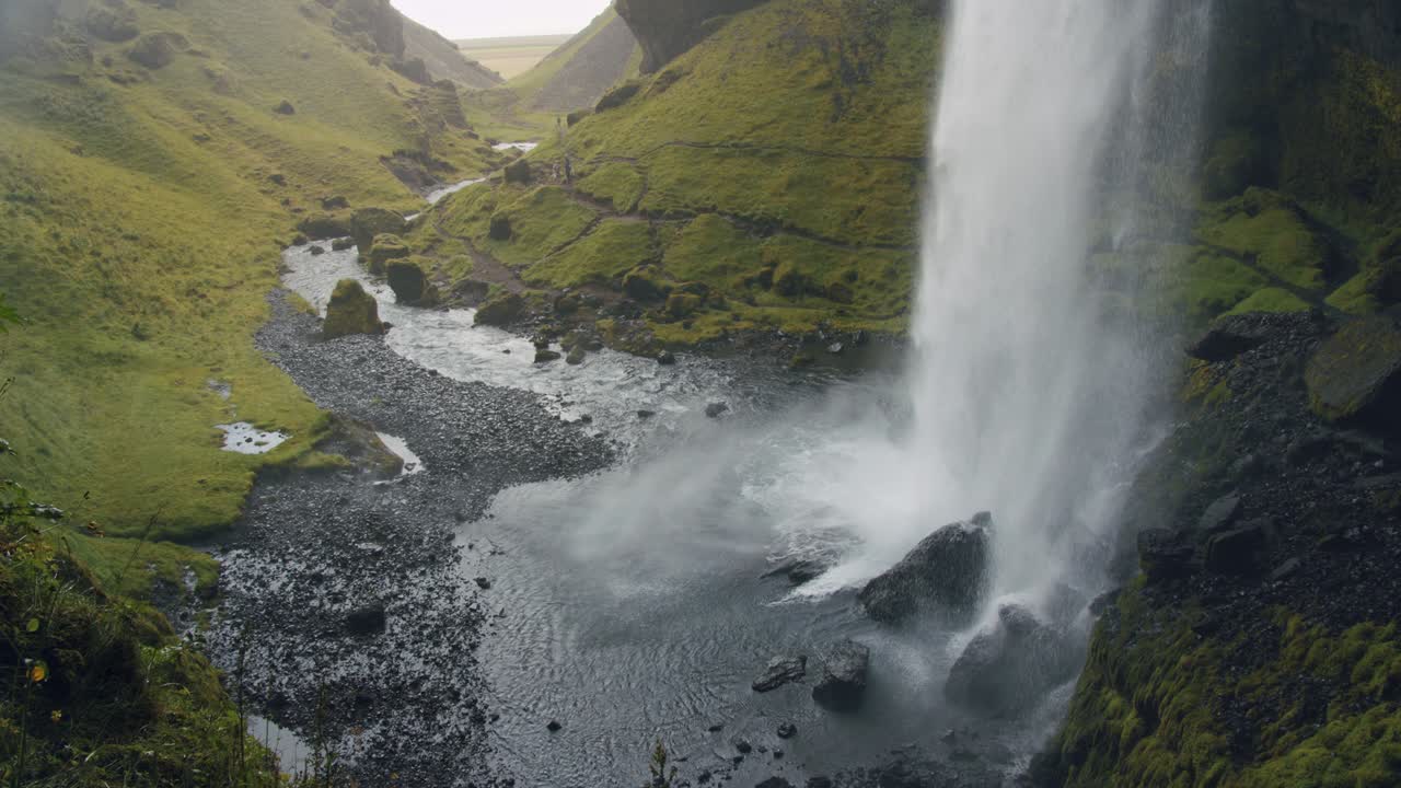 hermosa cascada oculta de kvernufoss en la región sur de islandia.