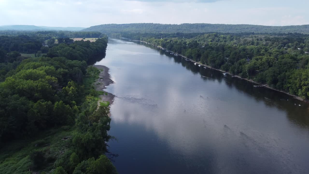 volando sobre el río delaware en un día soleado y nublado