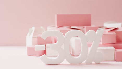 menos el treinta por ciento de texto en blanco con cajas de regalo rosadas y blancas sobre fondo rosado