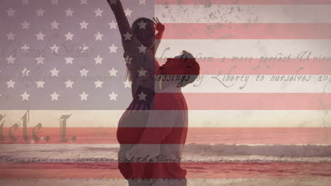 texto da constituição sobre a bandeira americana contra um casal abraçando-se na praia