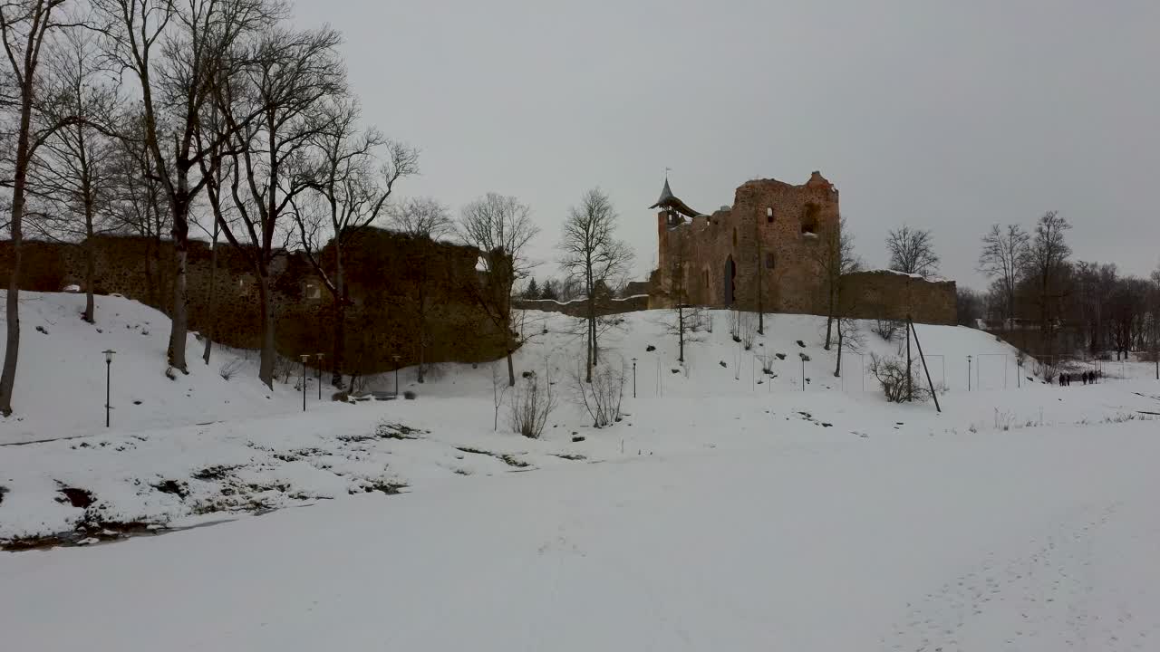 ruinas del antiguo castillo medieval de piedra de la orden de livonia letonia aérea drone top shot desde arriba