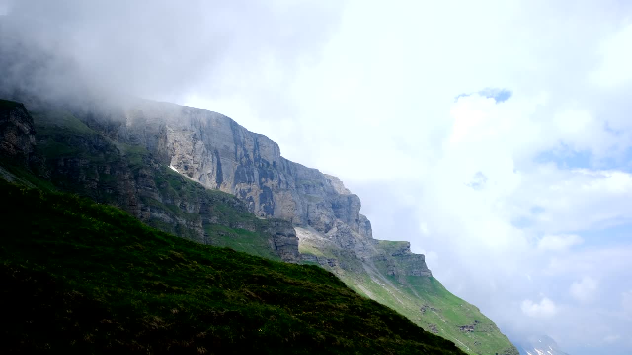 una roca de montaña con una formación de nubes oscuras