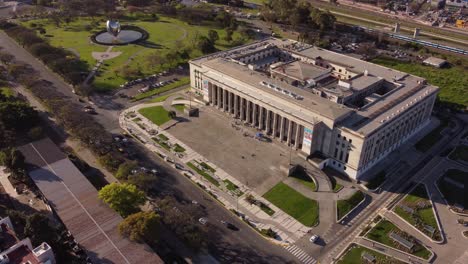 Universität-Der-Juristischen-Fakultät-Und-Floralis-Gattungsskulptur-Im-Hintergrund,-Buenos-Aires-In-Argentinien