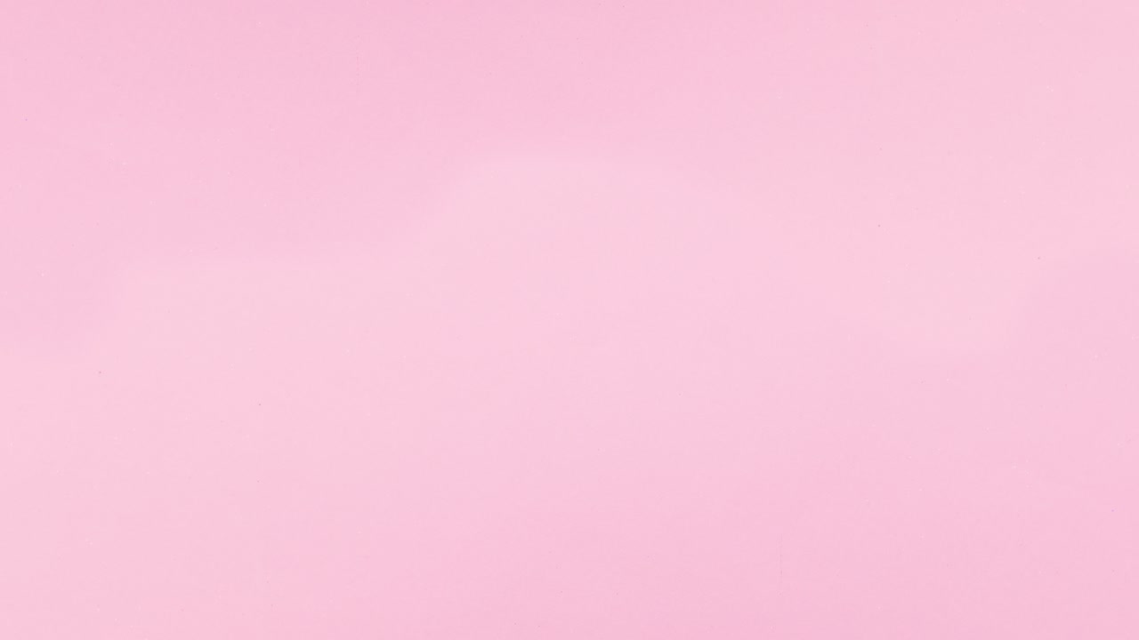 las ramas de pino de navidad con adornos rosados y plateados aparecen en la parte superior e inferior del tema rosa pastel.