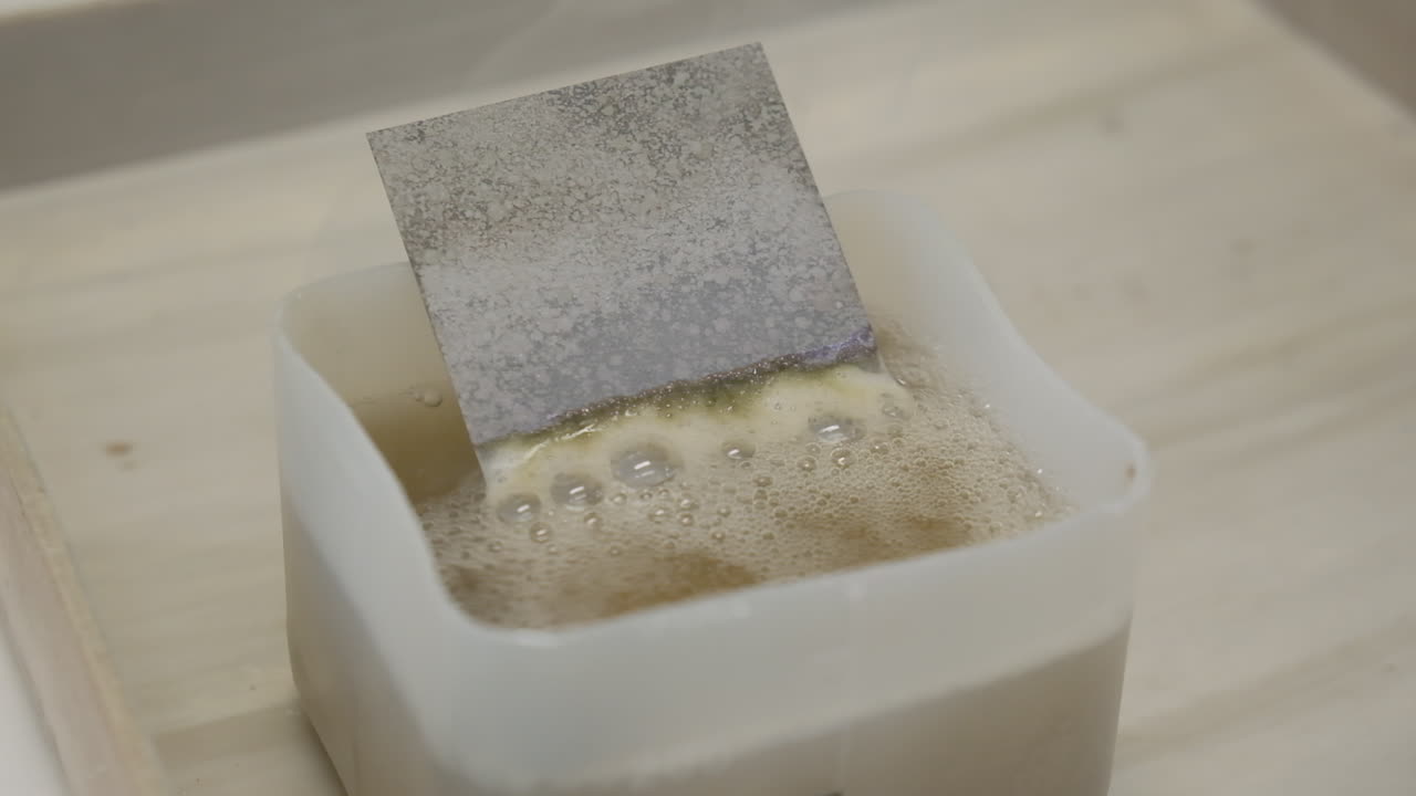 placa fotográfica en la solución en desarrollo