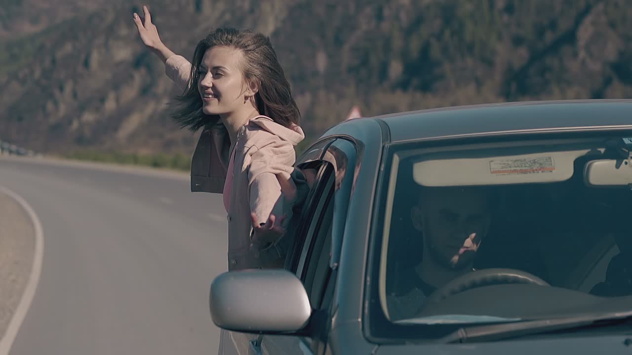 la niña experimenta emociones de felicidad y alegría