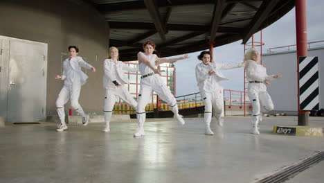Tänzergruppe-In-Weißen-Outfits,-Die-Im-Freien-Auftreten