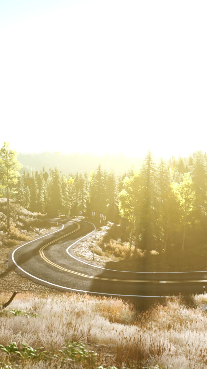 горная извилистая дорога на восходе и заходе солнца