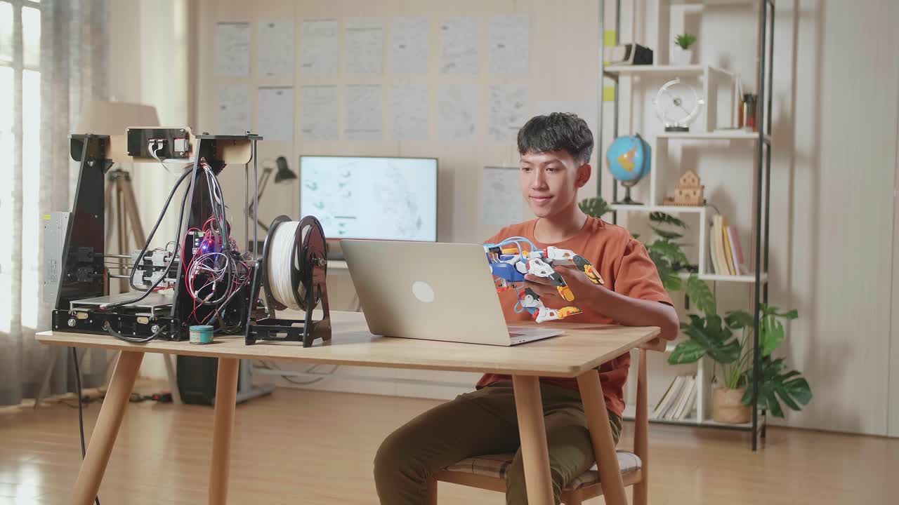 십대 청소년이 3d 프린팅을 사용하여 로에 대해 배우고 있습니다.