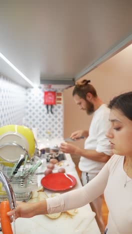 pareja cocinando juntos en la cocina