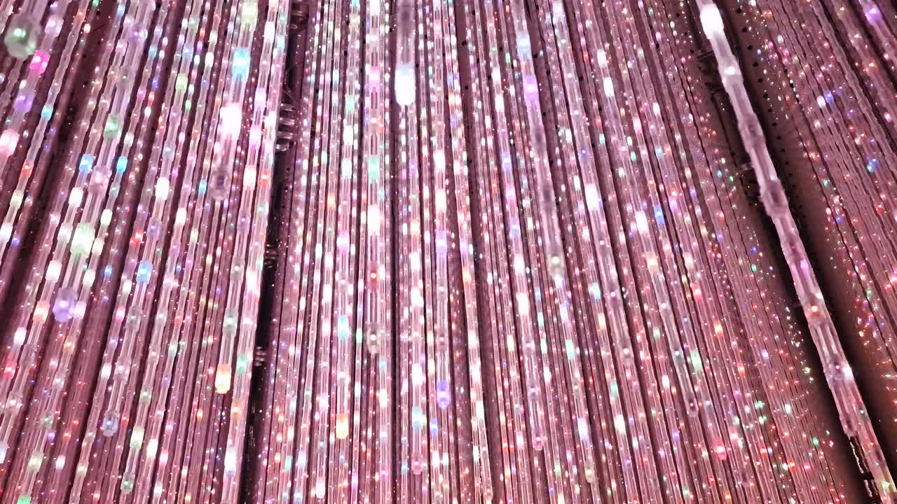 Värikkäät LED-nauhat, fantasiamaailman kohtaus.