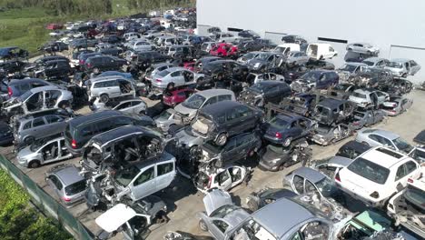 coches viejos en el depósito de chatarra vista aérea