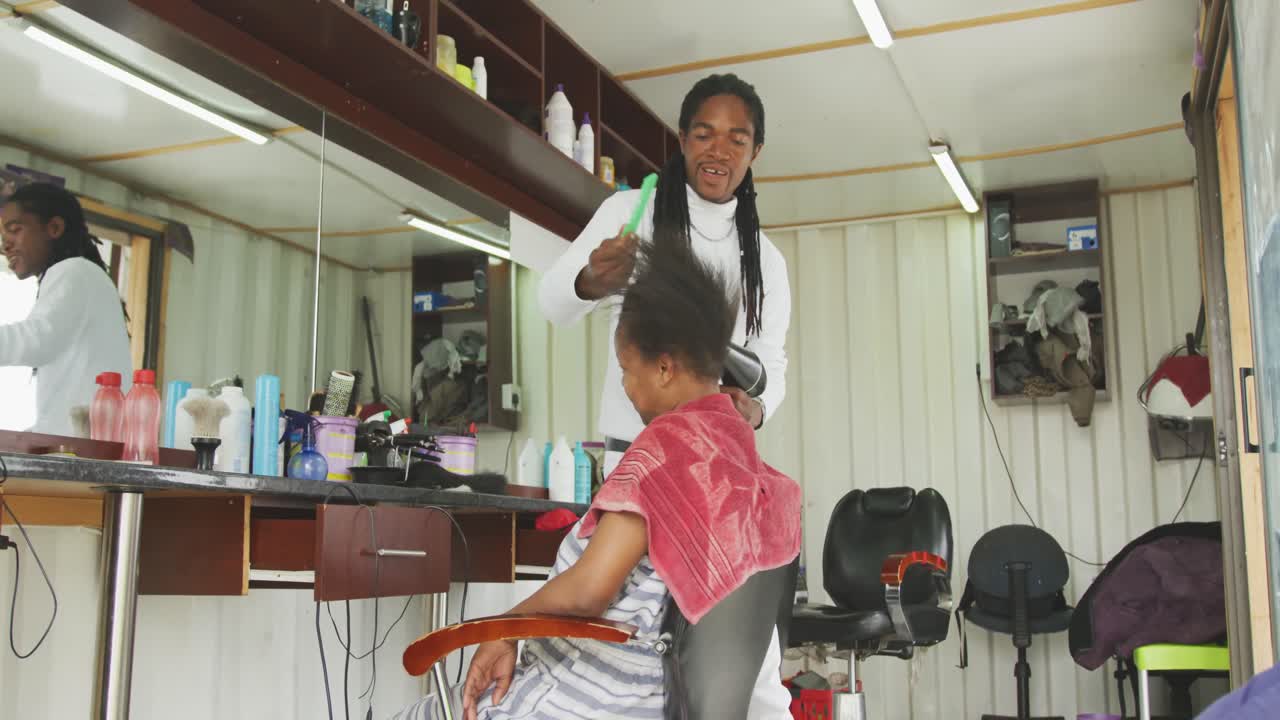 아프리카 여성 의 머리카락 을 스타일링 하는 아프리카 사람