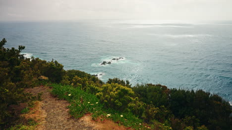 toma panorámica en cámara lenta de la costa rocosa desde un punto de vista alto