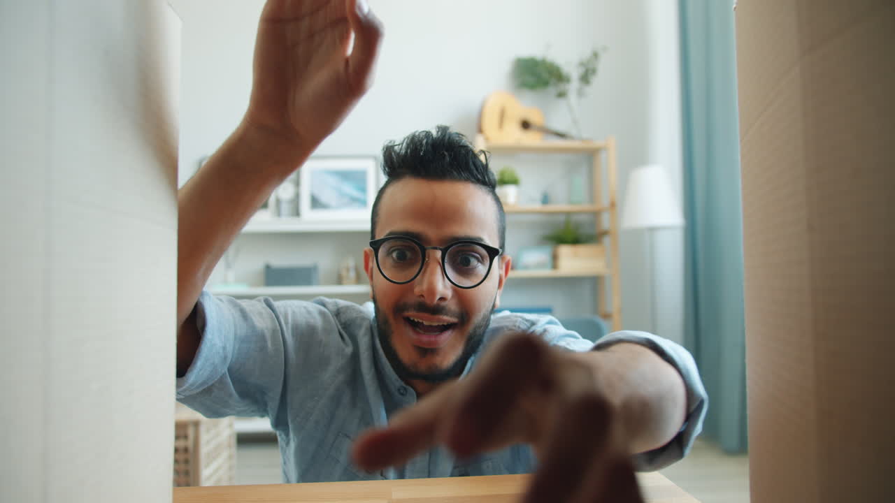 hombre emocionado abriendo una caja de regalos