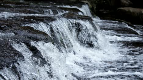 Detailaufnahme-Von-Wasser,-Das-Von-Den-Felsen-Fließt