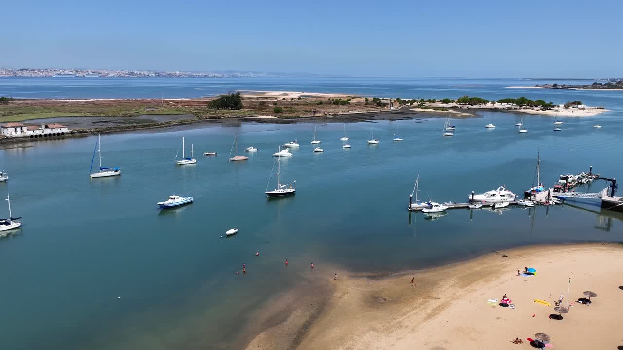 drone filmado inclinándose hacia arriba y bajando por los yates anclados cerca de seixal en portugal