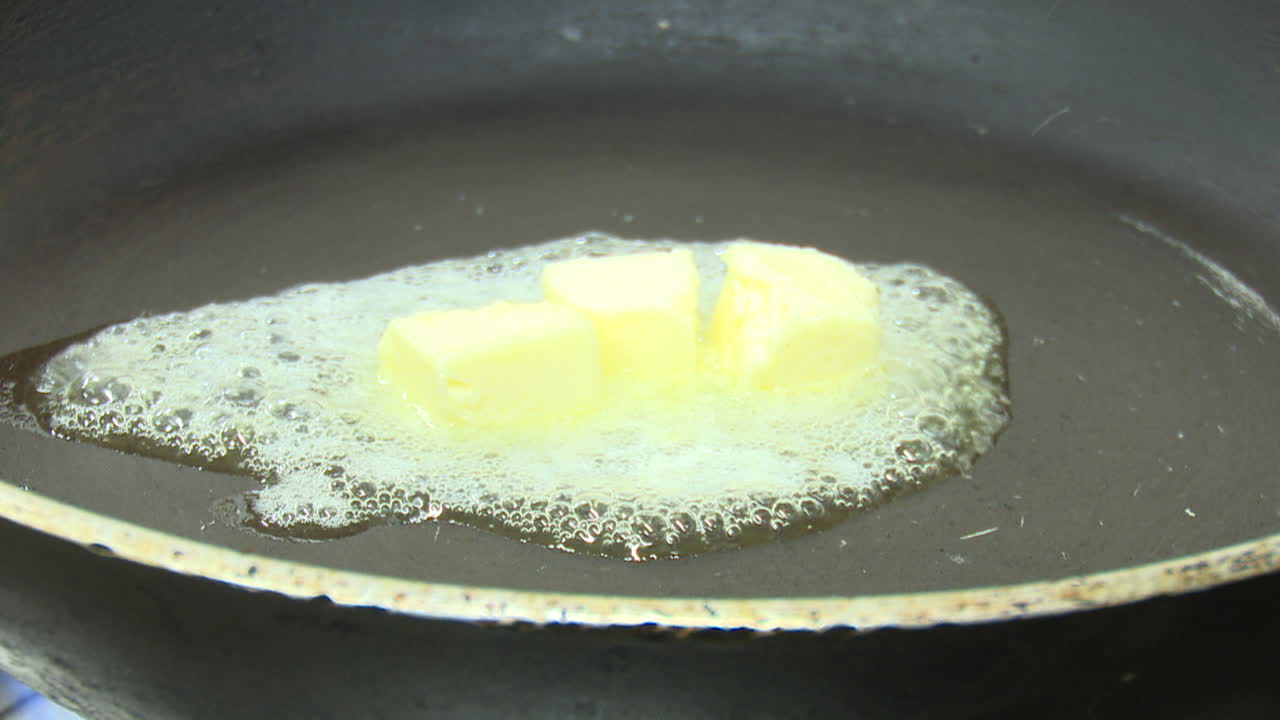 масло тает на сковородке