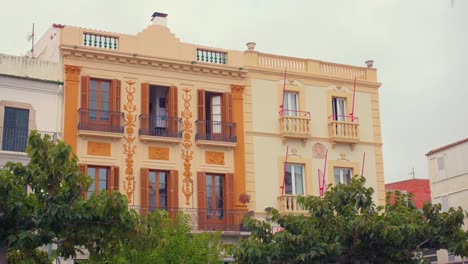 fachada ornamentada de casa rahola, un hito histórico con arquitectura neoclásica en cadaqués, costa brava, españa