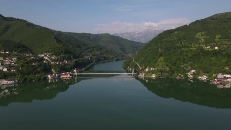 Drones-Aéreos-Vuelan-Sobre-El-Cañón-Del-Lago-Jablanica,-Puente-Que-Conecta-El-Río