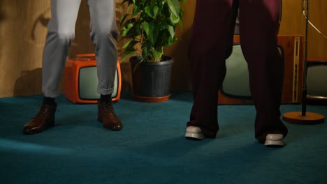 pareja bailando en una habitación de estilo retro