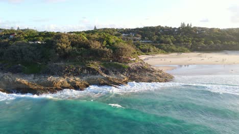 Blue-Foamy-Waves-Crashing-On-Coastal-Rocks-And-Cliffs-Of-Cylinder-Headland-Foreshore---Cylinder-Beach-In-Point-Lookout,-QLD,-Australia