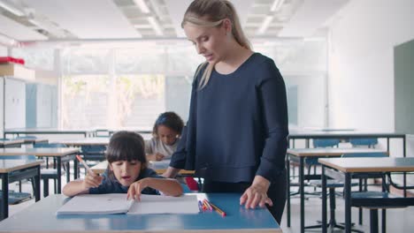 amable maestra de escuela explicando la tarea a un pequeño estudiante