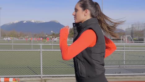 una joven en forma corriendo en una fría mañana de invierno