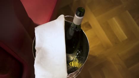 botella de champán en el cubo de hielo