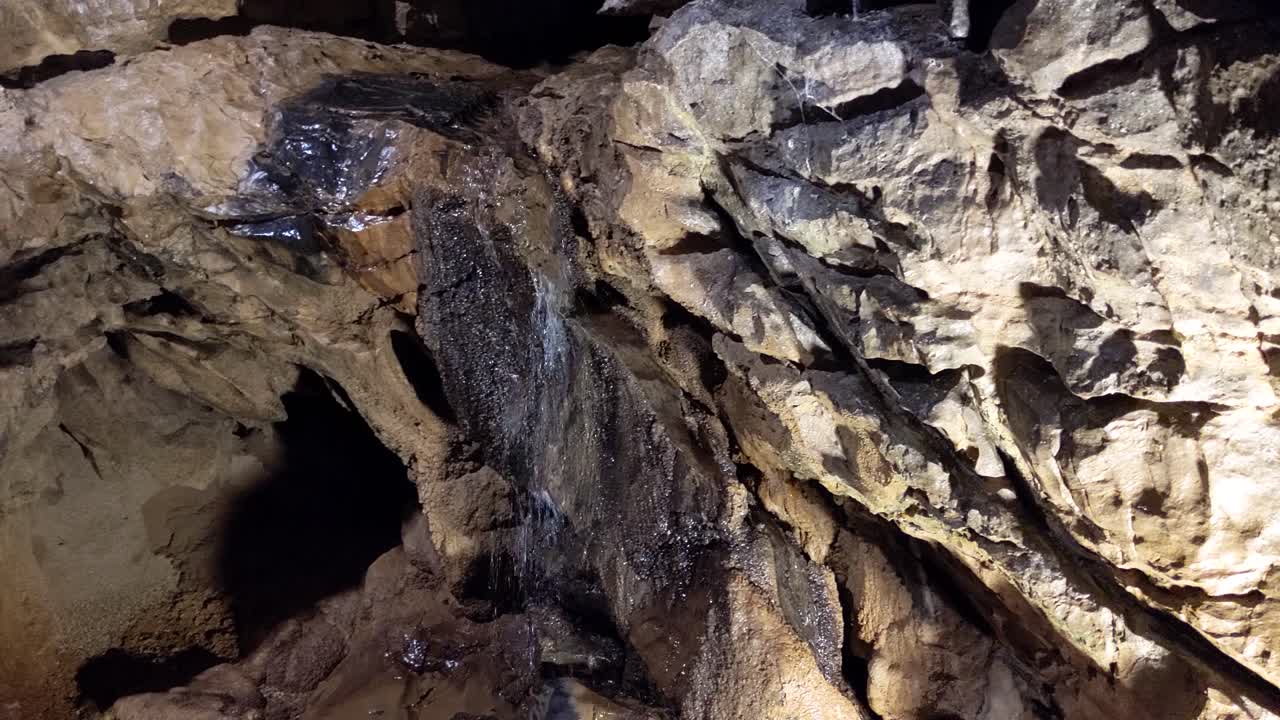 agua que corre a través de una cueva de roca calcárea