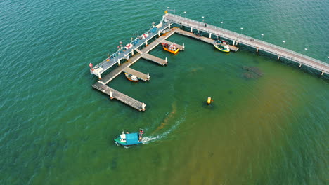 vista aérea de un avión no tripulado volando sobre el muelle con barcos de pesca