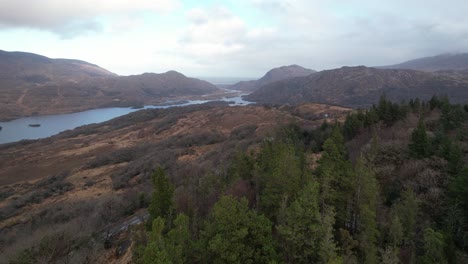 Drohnenvideo-Des-Killarney-Nationalparks-In-Kerry,-Irland,-Das-Den-Aussichtspunkt-Ladies-View-In-Der-Ferne-Zeigt