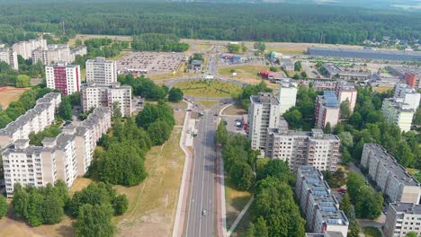 Edificio-De-Apartamentos-Y-Tráfico-Callejero-En-Los-Suburbios-De-La-Ciudad-De-Kaunas,-Vista-Aérea