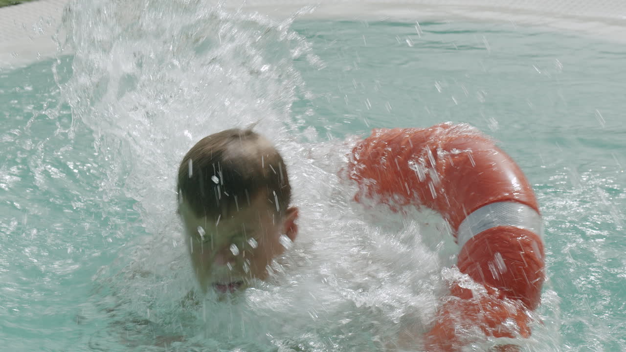 el chico objetivo salta en el anillo de seguridad