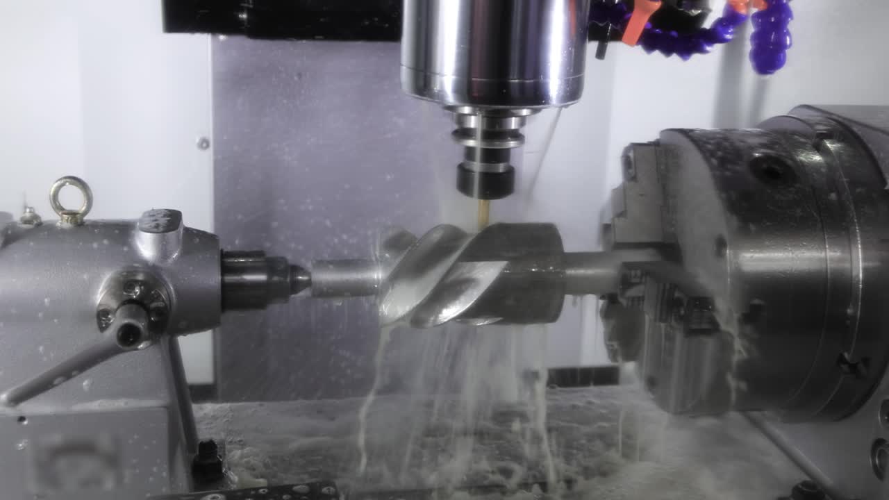 Fresatrice CNC per la lavorazione dei metalli. Taglio della moderna tecnologia di lavorazione del metallo.