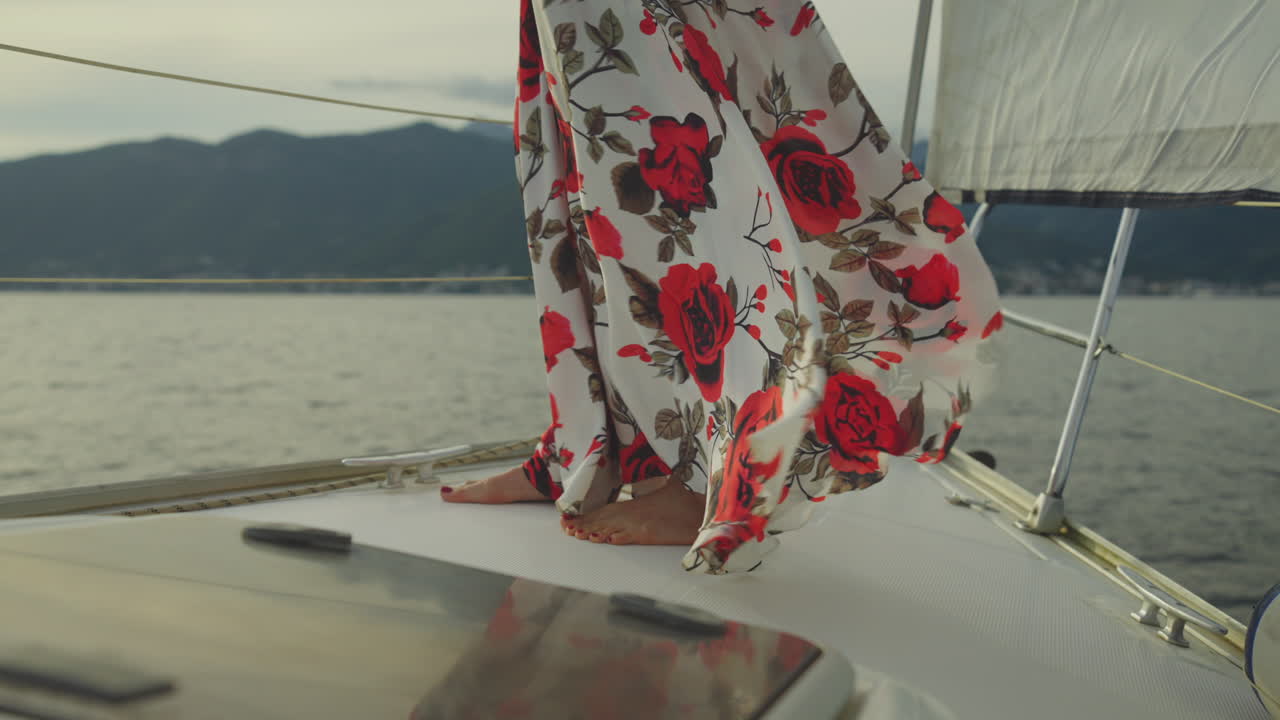 요트 에 있는 꽃 의 드레스 를 입은 여자