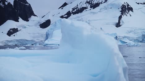 Gran-Formación-De-Hielo-Del-Iceberg-Azul-De-La-Antártida,-Hielo-De-La-Antártida-Flotando-En-El-Océano-De-Cerca,-Paisaje-Helado-De-Invierno-De-La-Península-Antártica-Con-Patrones-Asombrosos,-Detalle-Del-Iceberg-En-Una-Escena-De-Paisaje-Helado