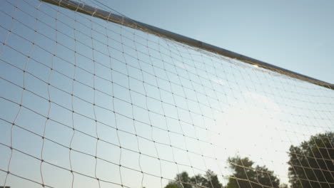 Durch-Ein-Fußballnetz-In-Die-Morgensonne-Schauen