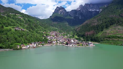 Vista-Aérea-Del-Pueblo-Montañoso-De-Allegue-Desde-El-Lago-En-Dolomiti,-Italia.