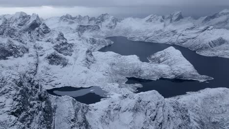 Vista-Aérea-Del-Hermoso-Paisaje-De-La-Montaña-Nevada-De-Noruega-Durante-El-Invierno