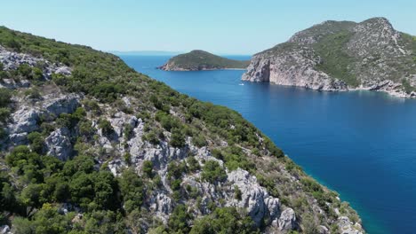 Costa,-Acantilados-Y-Mar-Egeo-En-Porto-Koufo,-Sithonia,-Halkidiki,-Grecia---Antena-4k